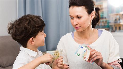 Mαμά δίνει στον 7χρονο γιο της 6 ευρώ την εβδομάδα για να στρώνει το κρεβάτι του