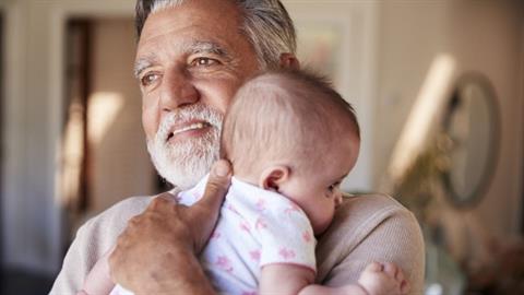 Έκανε παιδί μόνη για να προλάβει ο ετοιμοθάνατος πατέρας της να δει το εγγόνι του