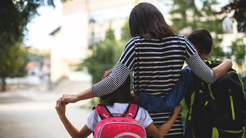 Χαίρομαι που άνοιξαν τα σχολεία, αλλά μου λείπουν πολύ τα παιδιά μου 