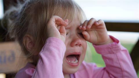 Ξέχασαν 2χρονο κοριτσάκι σε σχολικό λεωφορείο για 4 ώρες