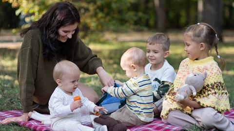 Το να μεγαλώνω τα παιδιά μου χωρίς να εργάζομαι αξίζει κάθε ευρώ που ΔΕΝ κερδίζω