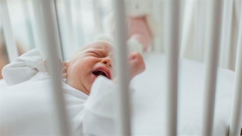 Όταν αφήνεις το μωρό να κλάψει για να κοιμηθεί του κάνεις κακό, λένε οι ειδικοί