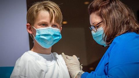 12χρονος πήγε τον μπαμπά του σε δίκη επειδή δεν τον άφηνε να εμβολιαστεί