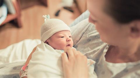 Μαμά που είχε κάνει στείρωση γέννησε στα 46 της χωρίς να ξέρει ότι είναι έγκυος