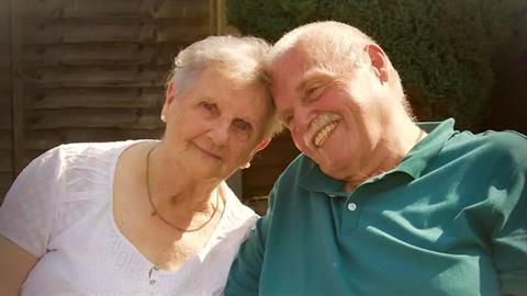 Αγκάλιασε τη μαμά του μετά από 58 χρόνια: «Γέμισε το κενό στην καρδιά μου»