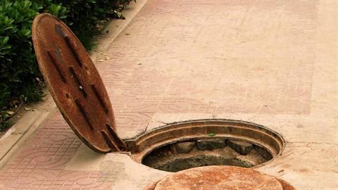 2χρονο αγοράκι έπεσε σε ανοιχτό φρεάτιο στο πάρκο - το έσωσε η μαμά του 