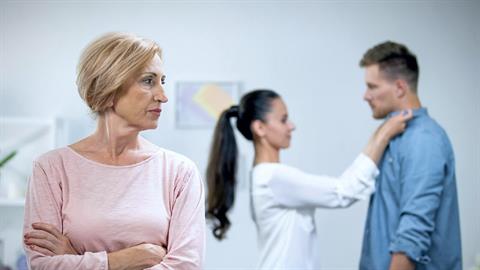 Η πεθερά μου δεν με θεωρεί μέλος της οικογένειας επειδή δεν κάνω παιδιά