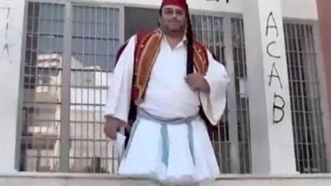 Στο αυτόφωρο αρνητής που απαγορεύει στο παιδί του να φοράει μάσκα στο σχολείο