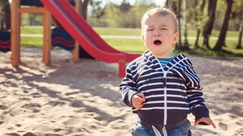 Μην απειλείτε ποτέ το παιδί ότι θα το αφήσετε και θα φύγετε, λένε οι ειδικοί