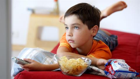 Να απαγορευτούν οι διαφημίσεις junk food για παιδιά ζητούν οι ενώσεις καταναλωτών