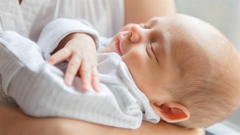 Γιατί τα μωρά χαμογελούν στον ύπνο τους;