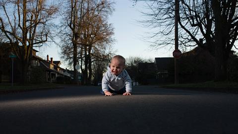 Μωρό 10 μηνών βρέθηκε μόνο του να μπουσουλάει σε κεντρικό δρόμο
