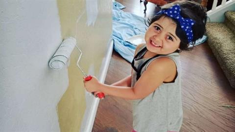 Μπαμπάς φτιάχνει μαζί με την κόρη του ειδικό παιδότοπο για παιδιά με καρκίνο