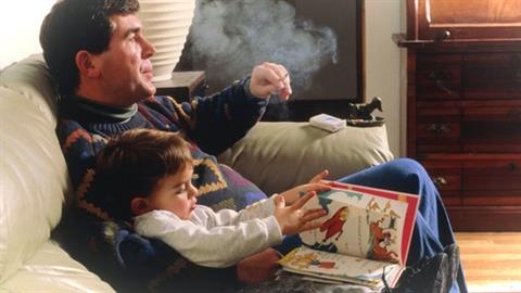 Όχι σε επιχειρήματα τύπου «και που οι γονείς μας κάπνιζαν στο σπίτι τι πάθαμε;»