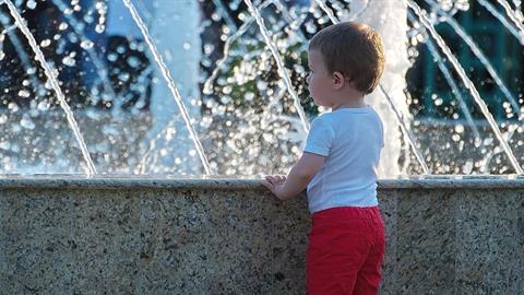Αγόρι πέθανε από αμοιβάδα που τρώει τον εγκέφαλο – Μολύνθηκε σε συντριβάνι