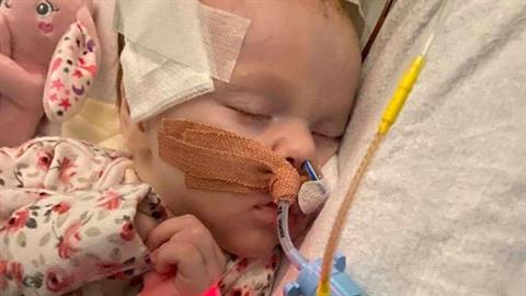 Μωρό νίκησε τον θάνατο 2 φορές - οι γιατροί του έδιναν ελάχιστες πιθανότητες