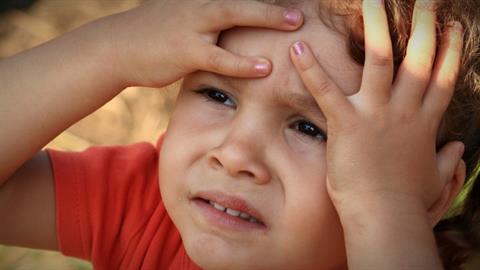 5 λάθη των γονιών που κάνουν τα παιδιά ανασφαλή και νευρικά
