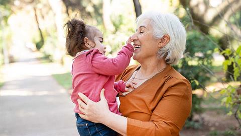 H μαμά μου είναι πιο τρυφερή με τα εγγόνια της απ' ότι ήταν μαζί μου