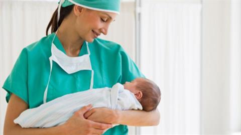 Πραγματική μου μαμά είναι η μαία που με υιοθέτησε από νεογέννητο