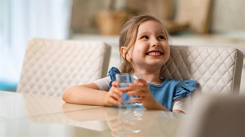 Πώς συμβάλλει το νερό στην ανάπτυξη των παιδιών