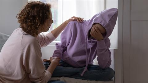 Μαθητές απειλούσαν 15χρονη ότι θα τη σκοτώσουν και μετά από τσακωμό την κούρεψαν...