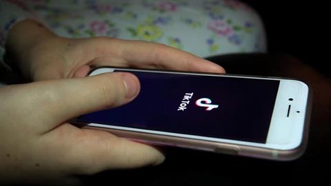 Νέα ακραία πρόκληση στο TikTok αναστατώνει γονείς και εκπαιδευτικούς