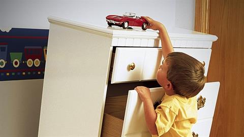 Κάθε 45 λεπτά 1 παιδί τραυματίζεται από συρταριέρα που δεν βιδώθηκε στον τοίχο