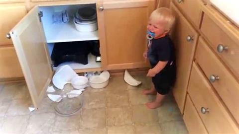 Δεν φωνάζω στο νήπιό μου αν σπάσει ένα πιάτο – εγώ φταίω που το άφησα αφύλαχτο