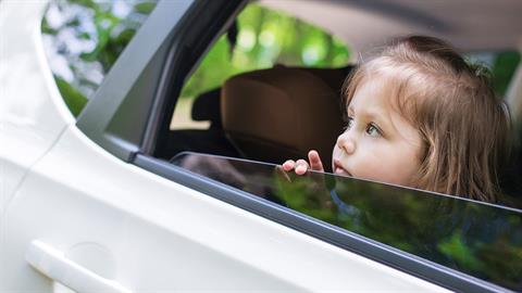 2χρονη πέθανε από ασφυξία - ο λαιμός της πιάστηκε στο παράθυρο του αυτοκινήτου