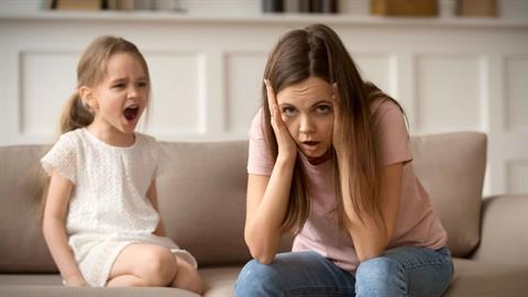 Ο άντρας μου φωνάζει συνεχώς και η 5χρονη κόρη μας άρχισε να τον μιμείται