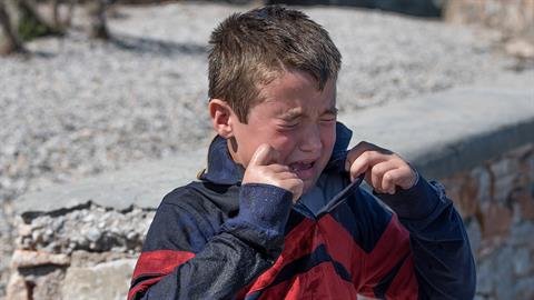 Μαμά σταμάτησε να αγκαλιάζει τον γιο της για να τον σκληραγωγήσει