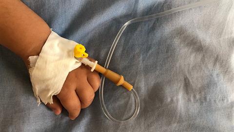 Σε σοβαρή κατάσταση 3χρονο κορίτσι που έπεσε λιπόθυμο με έντονους σπασμούς 