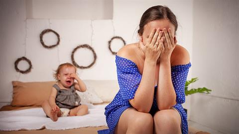 Στη μαμά που κατέρρευσε μπροστά στο μωρό της: μη νιώθεις ένοχη που είσαι αληθινή