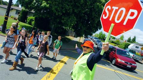 Οδηγός αγνόησε σχολική τροχονόμο - από τύχη γλύτωσαν 2 μικρά κορίτσια