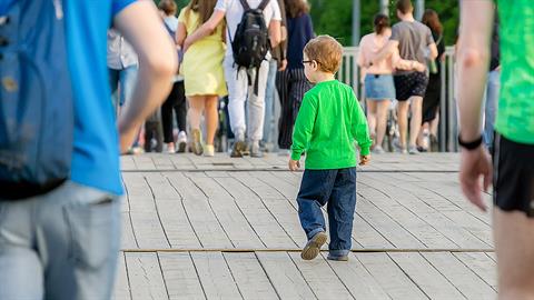4χρονος το έσκασε από τον παιδικό - περιπλανιόταν μόνος σε πολυσύχναστο δρόμο