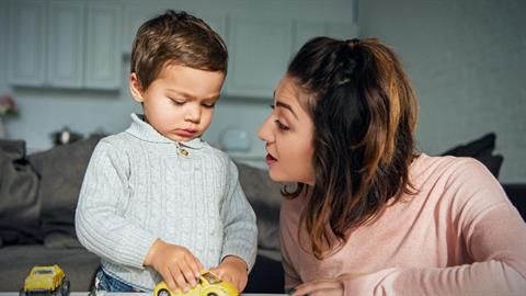 Μη ρωτάτε μια μαμά πότε θα μιλήσει το παιδί της (την αγχώνετε χωρίς λόγο)