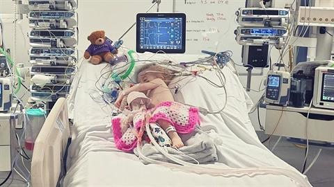 2χρονη ηρωίδα με σπάνια πάθηση ετοιμάζεται για την 36η εγχείρησή της!