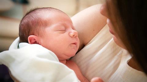 Πάτρα: μαμά γέννησε... στη μέση του δρόμου!
