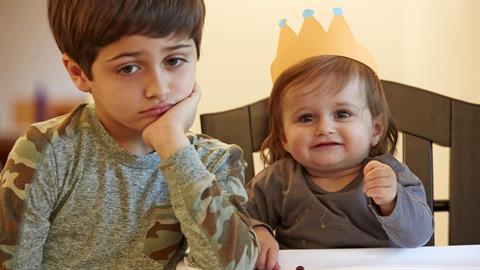 Να ανησυχείτε όταν το πρωτότοκο ΔΕΝ ζηλεύει το αδερφάκι του, όχι όταν ζηλεύει