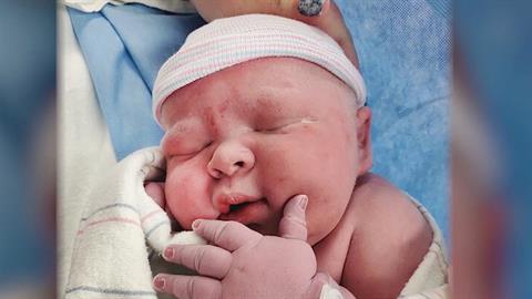 Μαμά γέννησε παίδαρο 6,5 κιλών και άφησε μέχρι και τους γιατρούς άφωνους!