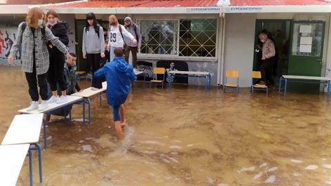 Μαθητές έφτιαξαν γέφυρα με θρανία για να βγουν από πλημμυρισμένες τάξεις