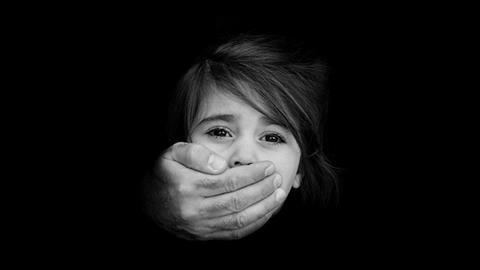 Απομάκρυνση με 2 χρόνια καθυστέρηση για τον παιδίατρο που ασελγούσε στο παιδί του