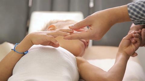 2χρονο αγοράκι κατάπιε μανταλάκι και παραλίγο να χάσει τη ζωή του 