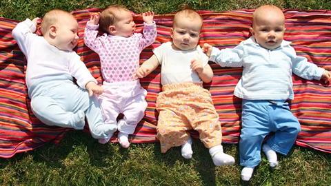 Ήθελαν να χαρίσουν ένα αδερφάκι στην κόρη τους και η ζωή τους έφερε... 4δυμα!