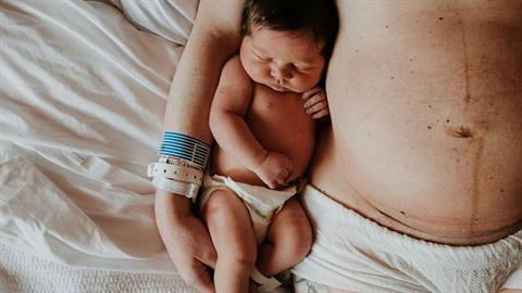 Mη σας νοιάζει το σώμα σας μετά τη γέννα, να είστε περήφανες για το θαύμα που έκανε