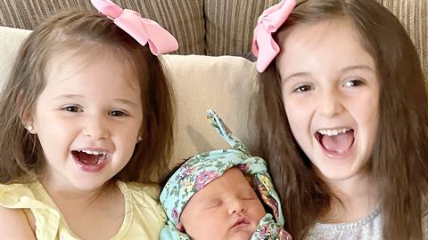 Μαμά γέννησε και τις 3 κόρες της... την ίδια ημερομηνία!
