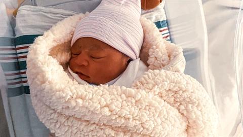 Έγκυος κατέρρευσε ενώ έφευγε για το μαιευτήριο - την ξεγέννησε ο άντρας της