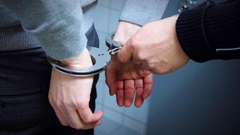 Στη ΓΑΔΑ ο μητροκτόνος του Αιγάλεω: «ήρθα να παραδοθώ, σκότωσα τη μάνα μου»