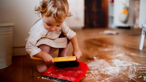 Βάζω την 4χρονη κόρη μου να κάνει δουλειές στο σπίτι και έχει γίνει πιο ώριμη