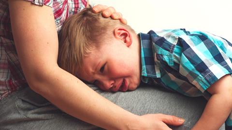 «Έχασα τον έλεγχο και χτύπησα τον γιο μου - νιώθω η χειρότερη μαμά του κόσμου»